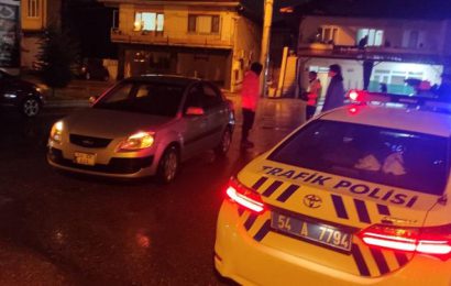 Akyazı'da otomobilin çarptığı yaya yaralandı