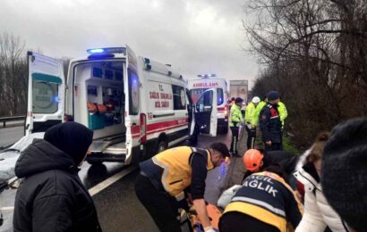 Akyazı'da şarampole devrilen otomobildeki 3 kişi yaralandı