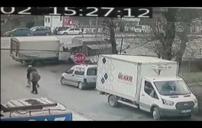 Sakarya'da otomobilin karşı şeride geçip kamyonete çarpması güvenlik kamerasında