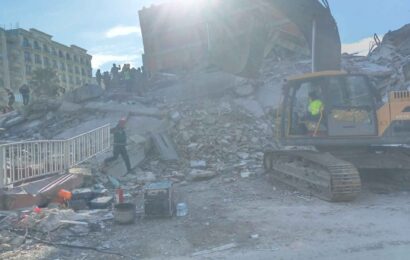 Akyazı Belediyesi’nin araçları deprem bölgesinde