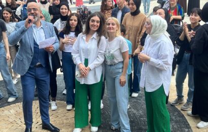 Akyazı'da Öğrenciler konserde doyasıya eğlendi